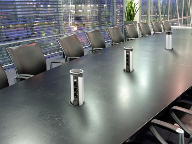 Mødelokale med Teleblok Popups fra Kontakt Simon installeret i bordpladen